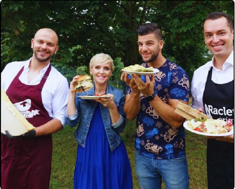 Group with Milan Kolář and guests with raclette plates and burgers outdoors